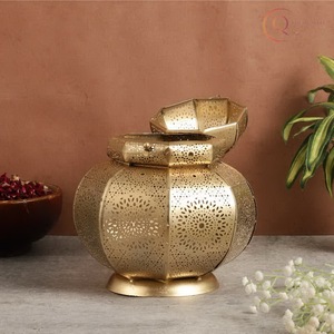 Portavelas de Metal de Lujo para Decoración Festiva y Ramadán |   Impermeable y duradero, crea un ambiente acogedor de luz de velas. - Product Image 3
