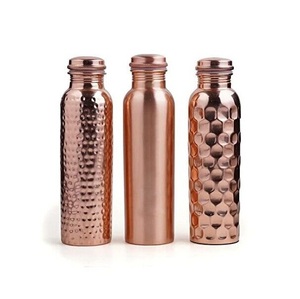 Botella de agua de cobre con acabado real con artesanía atemporal para el bienestar, la hidratación saludable y las necesidades de estilo de vida sostenible - Product Image 6