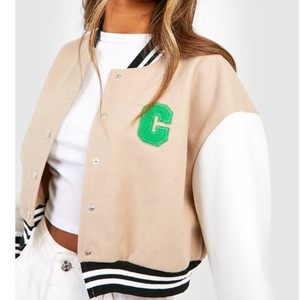 Chaqueta universitaria de béisbol bordada acolchada para mujer, ropa de abrigo con logotipo personalizado, fabricante de fábrica al por mayor de algodón, estilo recortado - Product Image 3