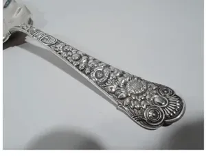 Cuillère de mariage en aluminium à poignée de concepteur de couleur argentée de l'Inde, parfaite pour les ustensiles de cuisine, les aliments et les soupes. - Product Image 3