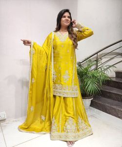 Conjunto de Top Informal con Sharara y Dupatta con Detalles de Encaje Tejido y Bordado Floral para una Elegancia sin Esfuerzo - Product Image 4