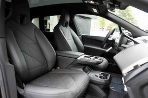 Offre Spéciale : BMW iX xDrive50 AWD 2024 d'occasion, prête à être expédiée - Product Image 3