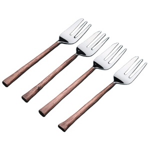 ชุดช้อนส้อมเงินพรีเมียม ผิวเงา ทนทาน เหมาะสำหรับโต๊ะอาหารสมัยใหม่ ใช้ในชีวิตประจำวันและงานเลี้ยง - Product Image 1