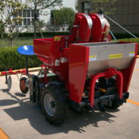 Semoir à pommes de terre Hill-Drop 2CM-2B pour plantation de tubercules de précision monté sur tracteur