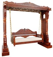 Balançoire d'extérieur en teck massif sculptée à la main, structure de pilier Jhoola traditionnelle indienne, design moderne de luxe pour jardin, ferme et cour.