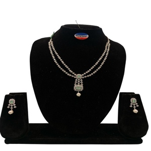 Ensemble de collier et de boucles d'oreilles en diamants artificiels magnifiquement conçu idéal pour les tenues traditionnelles de mariée et les occasions de fête - Product Image 1