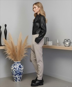 Veste en cuir noire courte minimaliste pour femmes, style moto, respirante, rembourrage en coton, larges revers, style streetwear - Product Image 4