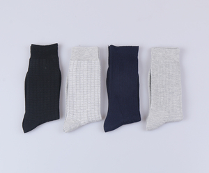 Chaussettes de sport personnalisées colorées tendance et très demandées, chaussettes de travail pour hommes, chaussettes de sport en coton personnalisées - Product Image 2