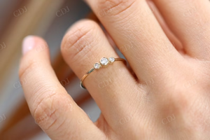 Anillo de diamantes cultivados en laboratorio de tendencia, anillo de compromiso de tres piedras, banda de boda minimalista de oro de 14K para mujeres, fabricación en India - Product Image 5