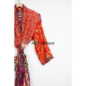 Robe en soie vintage élégante pour femmes - Col en V, fermeture à cordon, longueur totale, manches trois quarts, respirante - Product Image 3