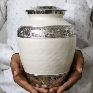 โกศใส่เถ้าผู้ใหญ่แบบพรีเมี่ยมเคลือบสีขาวมุกสวยออกแบบได้ตามต้องการงานศิลปะของผู้ผลิตอลูมิเนียมแกะสลักรูปเถ้ากระดูกมนุษย์ - Product Image 6