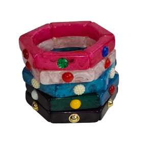 Ensemble de 5 bracelets empilables en résine - Bracelets géométriques hexagonaux multicolores avec incrustations décoratives cloutées, bijoux volumineux - Product Image 1