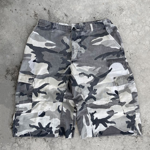 Fabricant de shorts personnalisés Shorts à bords bruts lavés vintage personnalisés pour hommes Shorts cargo en cuir avec appliques de camouflage vieilli - Product Image 1