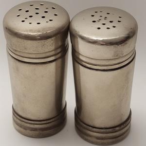 Molinillo de sal y pimienta de madera elegante con superficie oscura martillada Artesanal hecho a mano que ofrece acento decorativo para cenar - Product Image 5