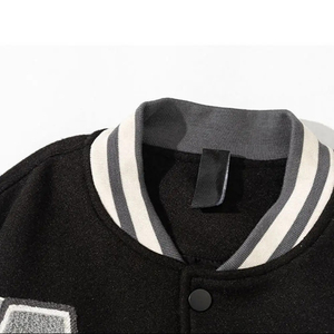 OEM personalizado de los hombres de manga larga Letterman Varsity chaqueta de cuello alto negro gris Streetwear recubierto procesamiento Chenille bordado - Product Image 2