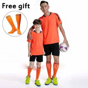 Conjuntos de uniformes de diseño personalizado de alta calidad para equipos deportivos Camisetas de fútbol personalizadas con pantalones cortos para equipos de fútbol - Product Image 4