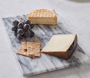 Tabla de quesos de mármol con acabado de alto brillo, perfecta para servir aperitivos y quesos variados. - Product Image 3