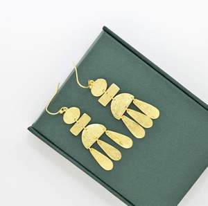 Boucles d'oreilles en laiton gravées à la main pour accessoires de mode bijoux personnalisés boucles d'oreilles en laiton de haute qualité commande en gros - Product Image 3