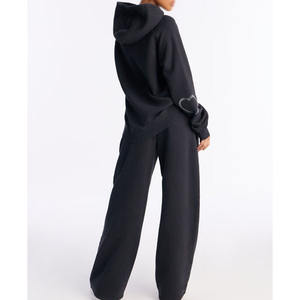 Conjunto Deportivo de Mujer con Cierre, Color Negro, Marca Privada OEM, Algodón de Alta Calidad, Forro Polar con Diseño de Corazón y Pedrería - Product Image 3