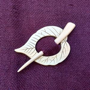 Épingles à châle en bois faites à la main à bas prix idéales pour les magasins d'accessoires de bijoux et d'écharpes pour la revente - Product Image 1