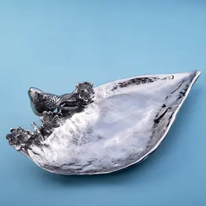 Bandeja de Metal Hecha a Mano para Decoración de Interiores de Primera Calidad, Bandeja Organizadora Brillante de Diseño en Plata, Blanco Mármol y Dorado, Fabricada por Zahid Export - Product Image 5