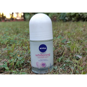 Antitranspirante con Blanqueamiento de Piel y Nivea Whitening Smooth Skin Roll-On, Fórmula Refrescante - Product Image 5