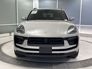 2024 Porsche Macan Turbo AWD ใช้กับเบาะหนังตกแต่งภายในสีเข้มระบบควบคุมความเร็วคงที่
