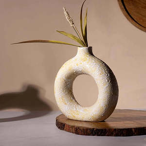 Vase en céramique artisanal contemporain en forme de donut, style nordique, mini décoration de table pour la maison - Product Image 3