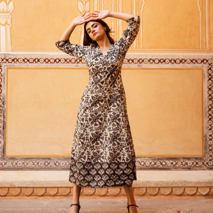 Robe mi-longue Diya à imprimé floral fait main, style bohème décontracté pour occasions spéciales - Product Image 1