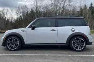 Mini Cooper Clubman S 2024 d'occasion, Coupé, Intérieur Sombre, Sièges en Cuir, Boîte Manuelle, Caméra Arrière, Volant à Gauche, Écran Tactile, Xénon - Product Image 6