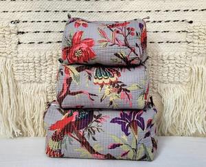 Sac en coton matelassé fait à la main à motif floral, étui organisateur de voyage à fermeture éclair écologique résistant à l'eau, maquillage vintage - Product Image 3