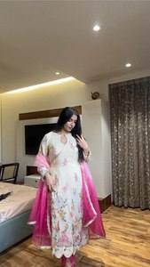 Traje Salwar Tradicional de Estilo Indio del Sur para Fiestas y Funciones POOJA, en Tela de Lino y Seda Pura, con Cuello Redondo, Reversible - Product Image 3