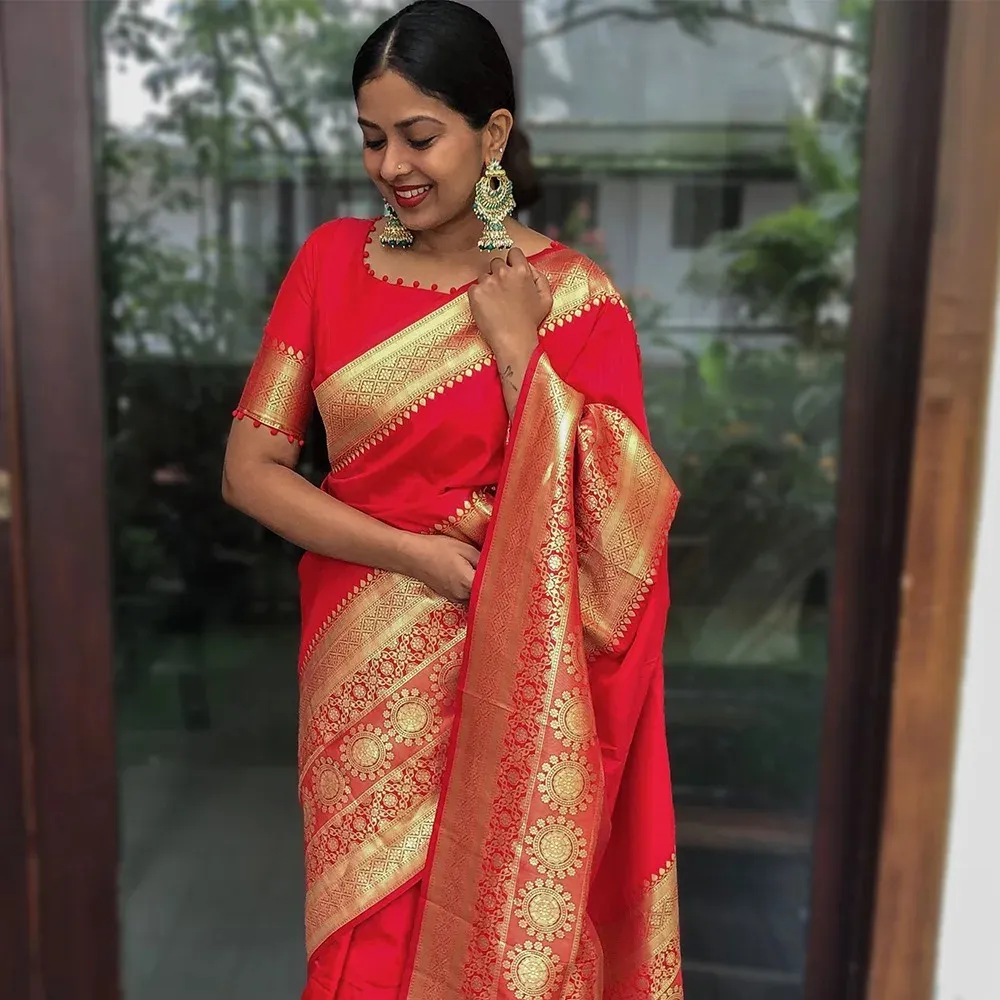 A melhor maneira de representar seu visual elegante com este espetacular saree de seda suave banarasi que enriqueceu com o trabalho de tecelagem zari.