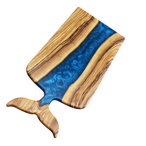 Planche à découper et à servir en bois d'olivier artisanal de luxe avec découpe et finition grainée pour le poisson - Product Image 1