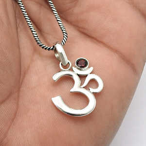 จี้พระโอ๋มประดับพลอยโกเมนทรงกลม ผลิตจากเงินแท้ 925 เครื่องประดับสำหรับผู้หญิง ราคาสมเหตุสมผล - Product Image 2