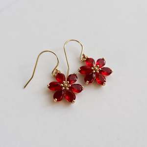 Pendientes de Aro Huggie de Plata de Ley Chapados en Oro con Joya de Flor en Forma de Pera Rojo Rubí Natural, Estilo Victoriano Vintage - Product Image 3
