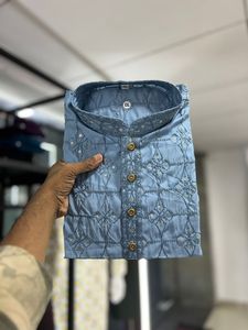 คอลเลกชัน Kurta สำหรับผู้ชายปักลายด้วยผ้าไหมหลายสีสำหรับด้านหน้าและด้านหลัง - Product Image 2