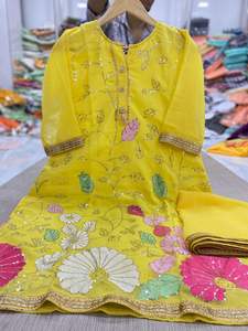 El último diseñador Aspecto elegante Diseñador Trending Exclusive Georgette Kurti con Dupatta con trabajo de secuencia al precio más bajo para la venta - Product Image 4