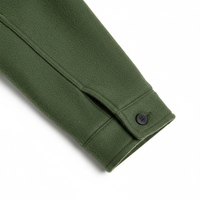 Blouson universitaire personnalisé pour homme en polyester/coton tissé, collection Hiver 2026, couleurs personnalisables, col montant décontracté, logo frontal, poches