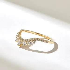 高级设计圆形辉煌实验室生长钻石弯曲结婚戒指带，适合佩戴珠宝的女性低价