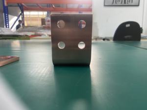 Placa Conectora en Ángulo en L de Barra Colectora de Cobre Premium, Terminal Mecanizado de Alto Voltaje, Modelo Personalizable de Marca para Distribución de Energía - Product Image 5