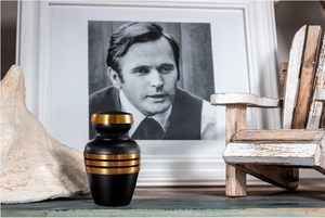 Urnas de recuerdo negras y doradas en miniatura Urna de cremación funeraria Modelo Guadalupe Lujan en latón para cenizas humanas Tamaño personalizado adecuado - Product Image 6