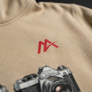 Sudadera con Capucha MATTIERA para Hombre, Color Beige, con Gráfico de Cámara y Logotipo Rojo, de Forro Polar, Estilo Urbano, Informal, Personalizable, Venta al Por Mayor, OEM, ODM - Product Image 6
