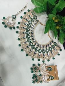 Parure de collier ras-du-cou ethnique plaqué or Kundan avec pierres émaillées vertes et détails en perles, boucles d'oreilles assorties pour mariage et anniversaire - Product Image 6