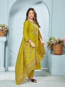 NOUVEAU PANTALON TOP LANCÉ ET DUPATTA AVEC TRAVAIL EN RELIEF EN 2 COULEURS DE JAUNE ET DE ROSE - Product Image 2