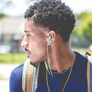 Auriculares intrauditivos tipo C con pantalla digital e indicador de batería LED, color verde - Product Image 1