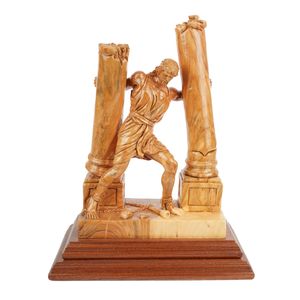 Escultura tallada a mano "Samson destruye los pilares" – arte en madera de olivo de Belén (28 cm) - Product Image 1