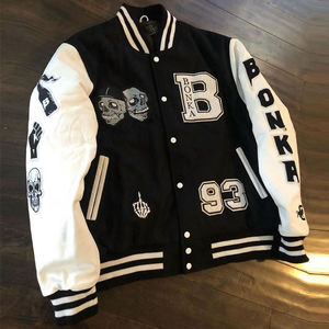 Chaqueta Universitaria de Invierno de Piel de Oveja Transpirable de Felpa Blanca con Parches Negros y Logotipo Bordado Personalizado OEM - Product Image 1