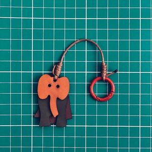 Porte-clés en cuir de vache véritable, design animal, fait à la main, idée cadeau pour événements - Product Image 3