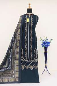 Les femmes de qualité supérieure portent un costume pakistanais de couleur noire avec des travaux de broderie avec des Dupatta assortis à des prix abordables - Product Image 4